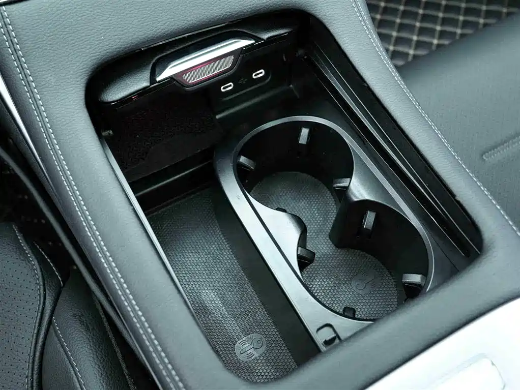 Mercedes-Benz C-Class 2024 — фото 10
