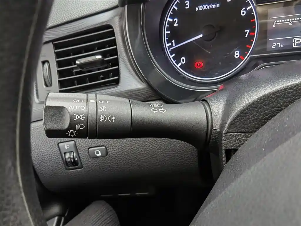Nissan Tiida 2014 — фото 21