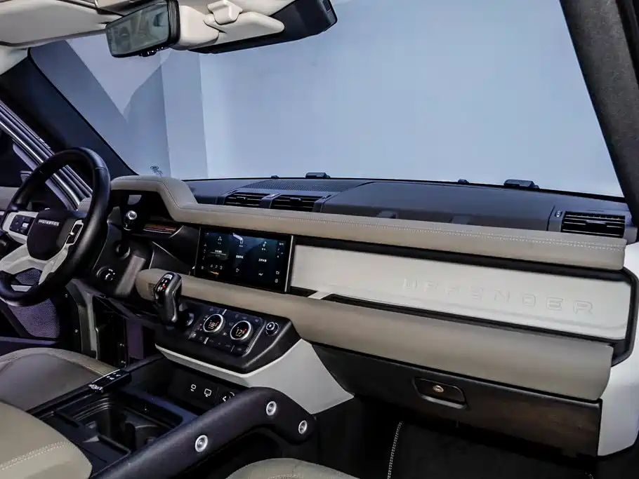 Land Rover Defender 2021 — фото 18
