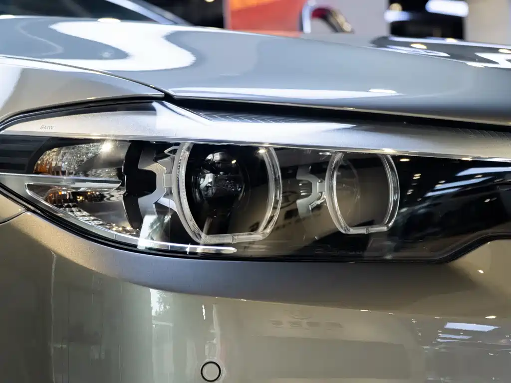 BMW 5 Series 2018 — фото 20