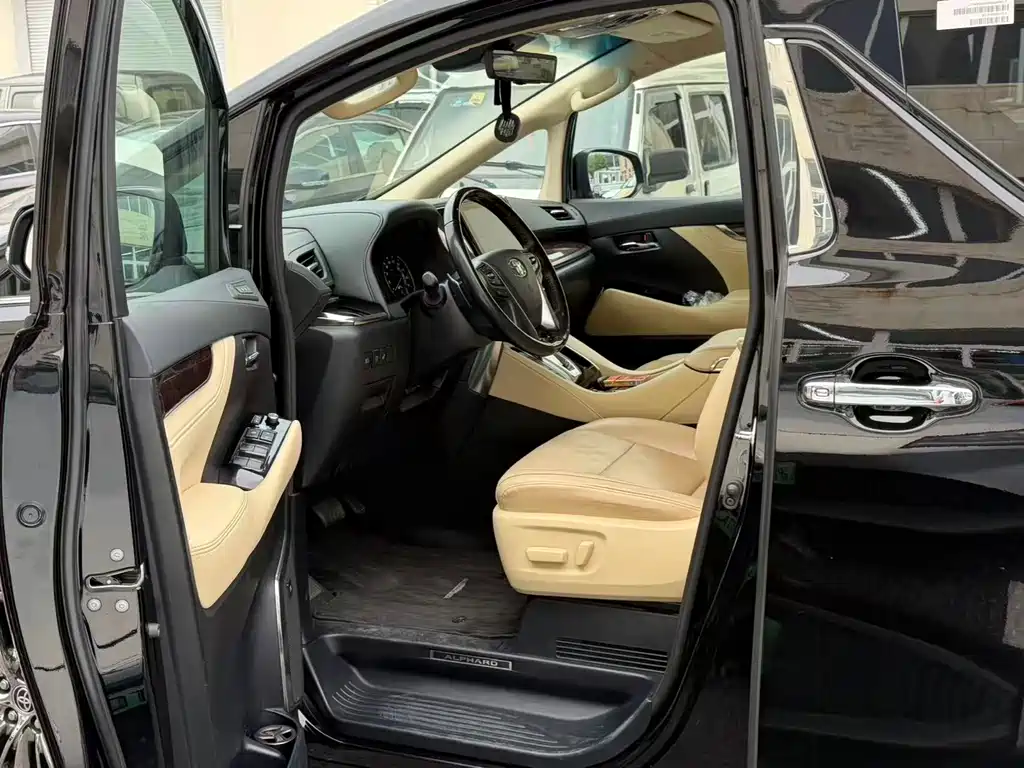 Toyota Alphard 2023 — фото 4