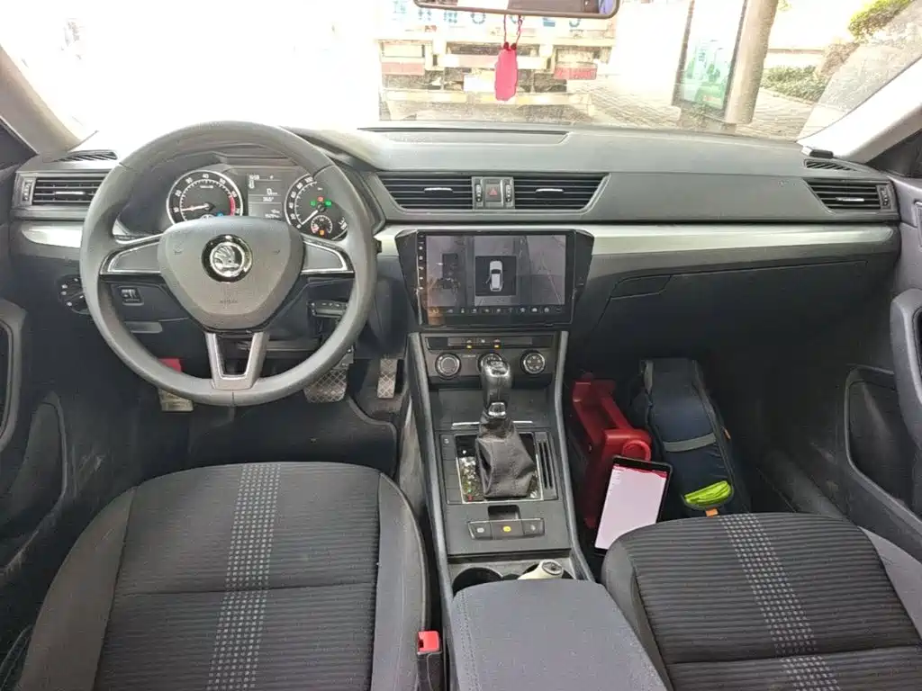 Skoda Superb 2018 — фото 10