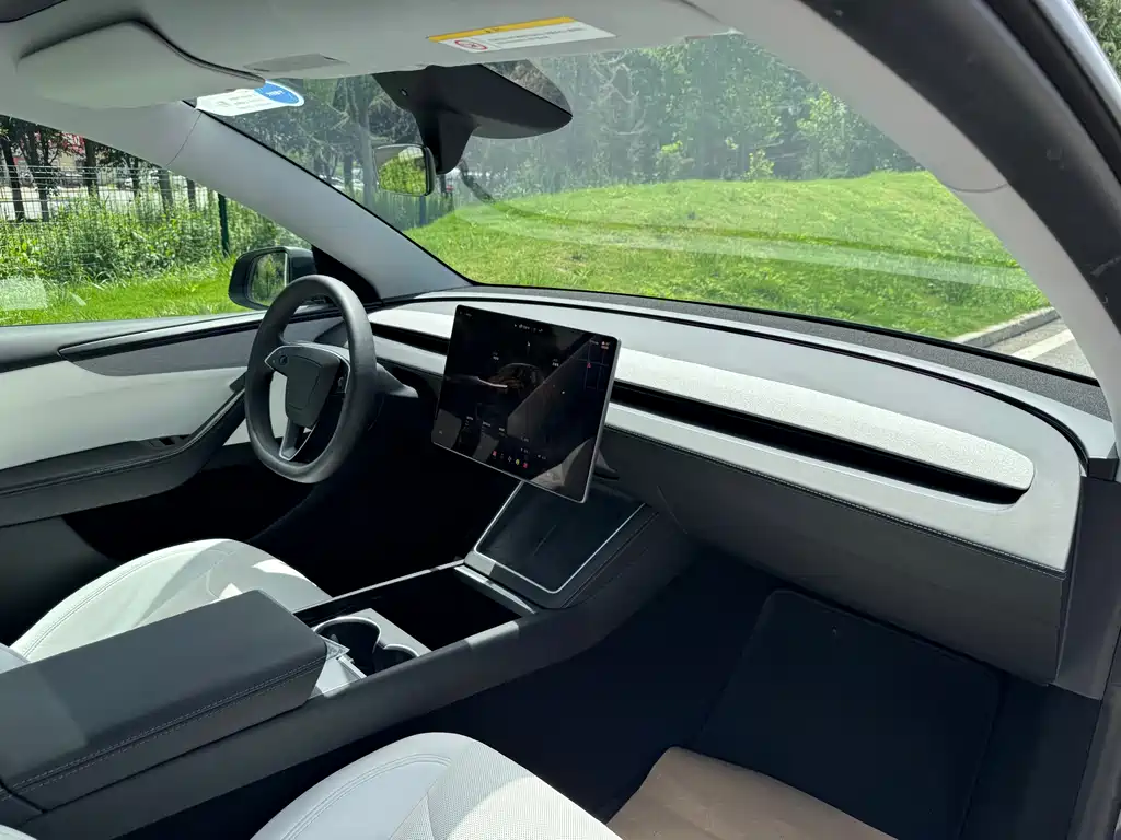 Tesla Model Y 2025 — фото 10