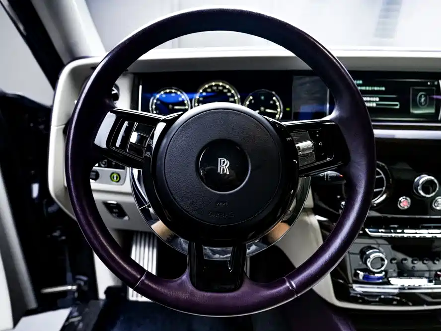 Rolls-Royce Phantom 2018 — фото 12