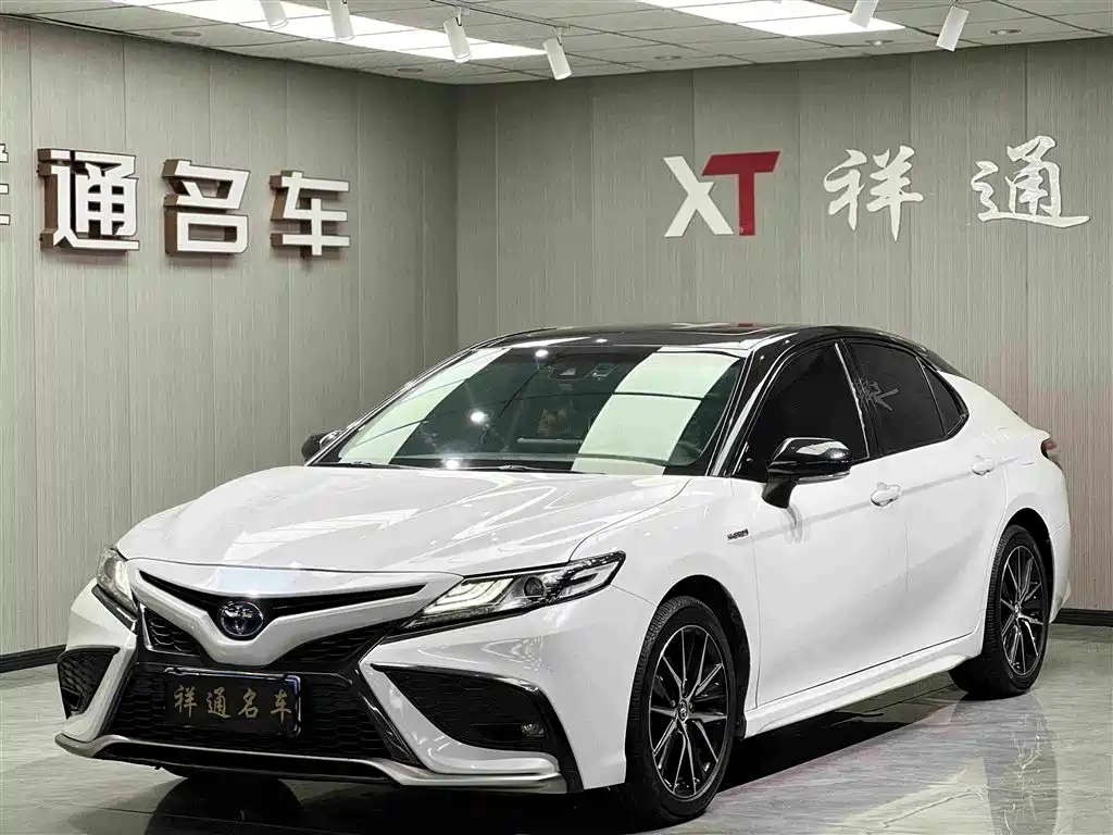 Toyota Camry 2021 — фото 1