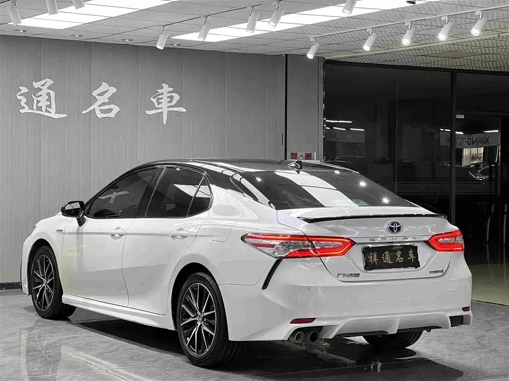 Toyota Camry 2021 — фото 12