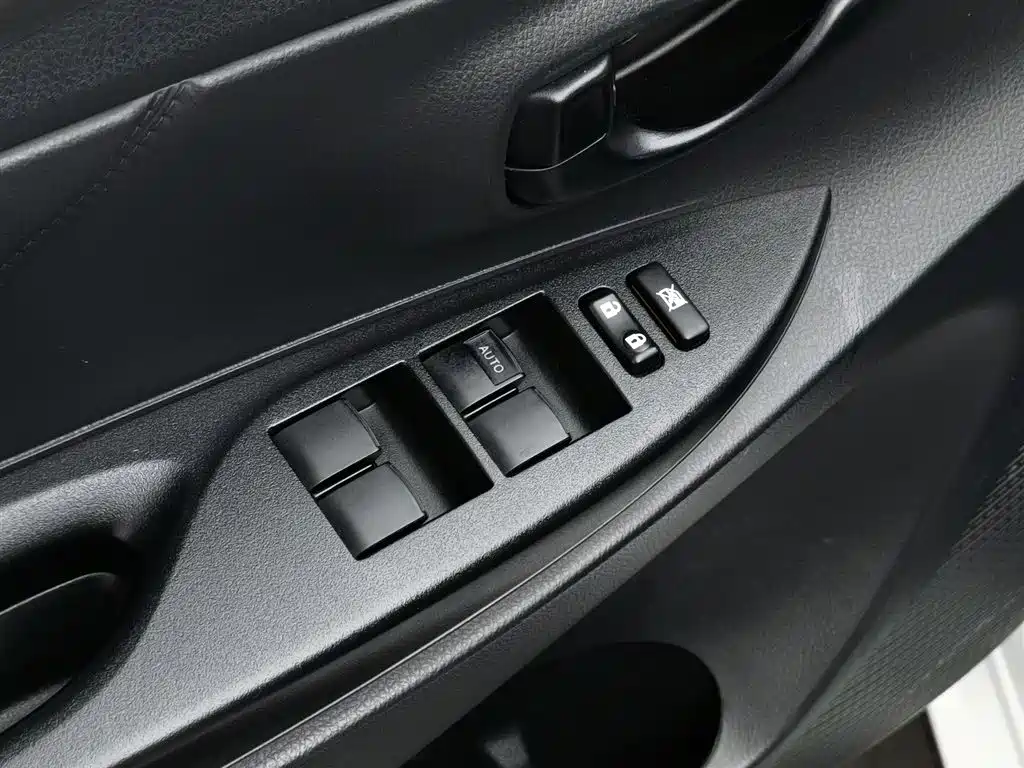 Toyota Yaris L 2020 — фото 9
