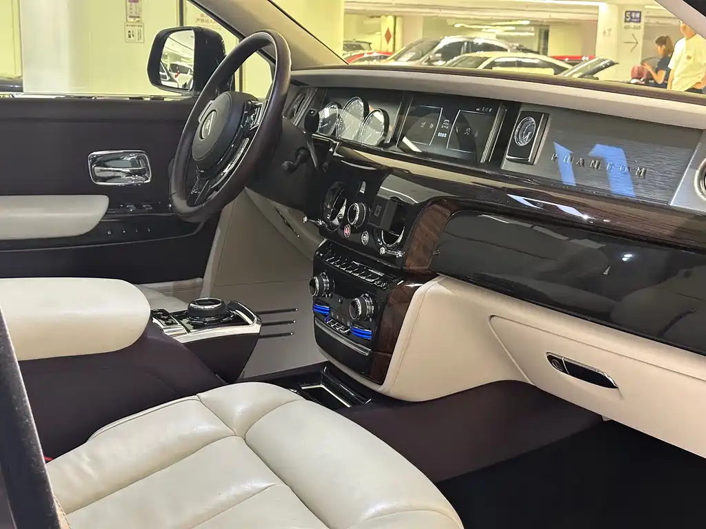 Rolls-Royce Phantom 2020 — фото 13