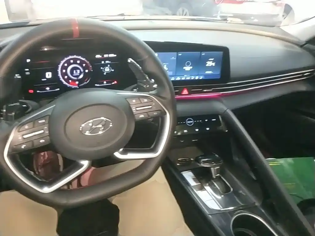 Hyundai Elantra 2021 — фото 10