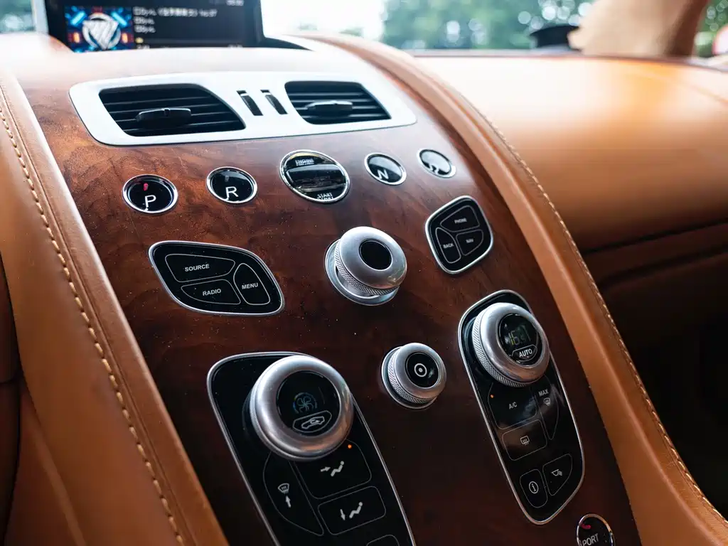Aston Martin Rapide 2018 — фото 17
