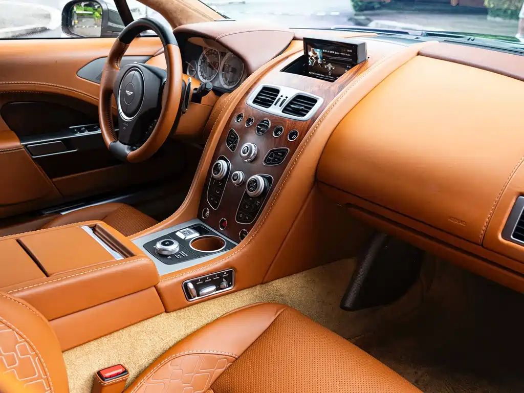 Aston Martin Rapide 2018 — фото 27