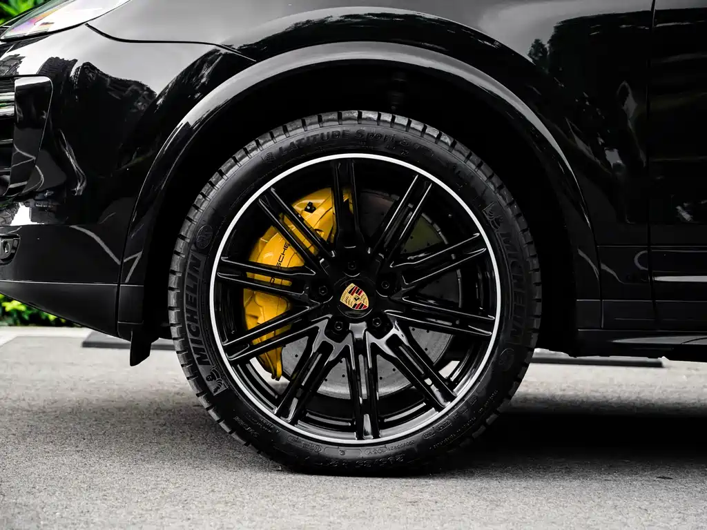Porsche Cayenne 2017 — фото 35