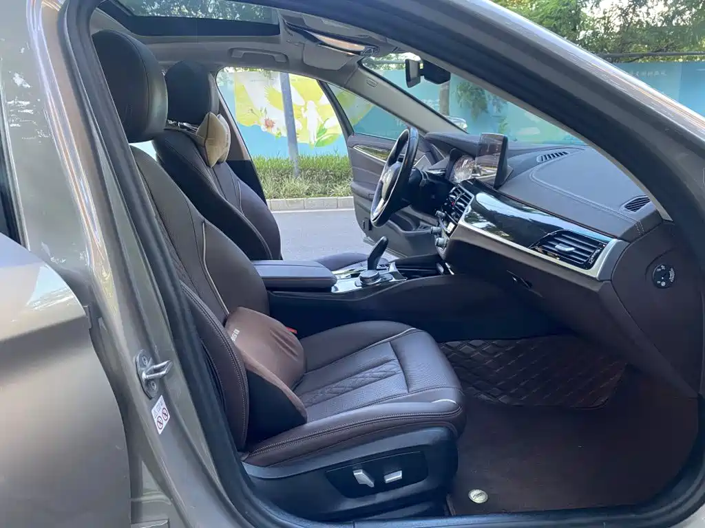 BMW 5 Series 2023 — фото 16