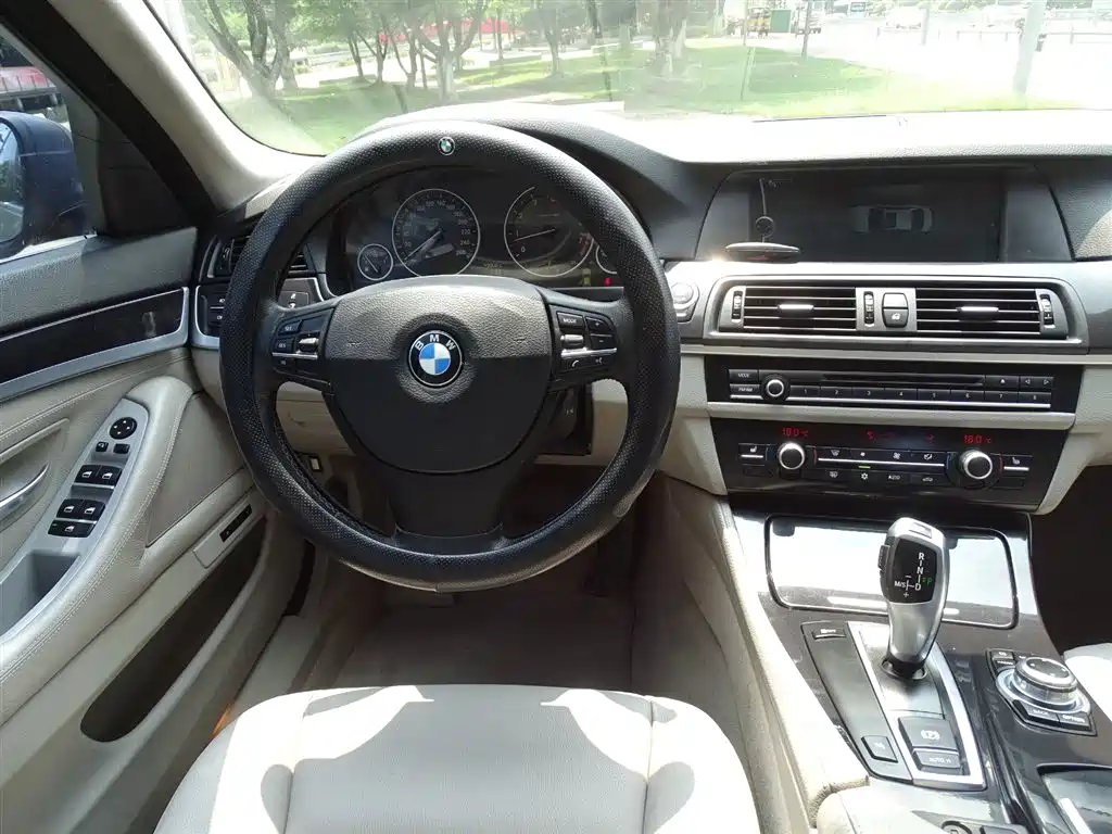 BMW 5 Series 2011 — фото 24