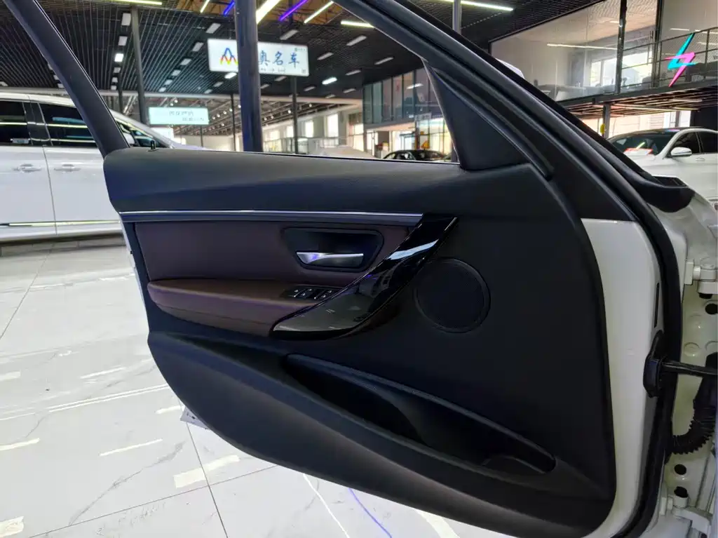 BMW 3 Series 2018 — фото 13