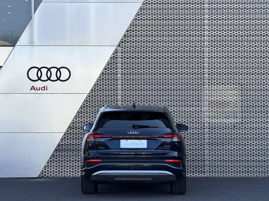 Audi Q4 e-tron 2023 — фото 5