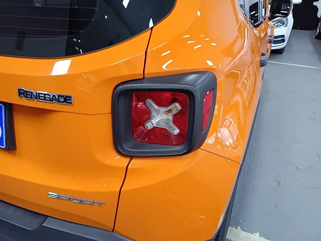 Jeep Renegade 2016 — фото 8