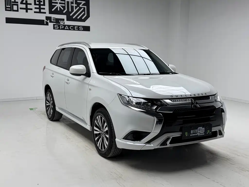 Mitsubishi Outlander 2021 — фото 3