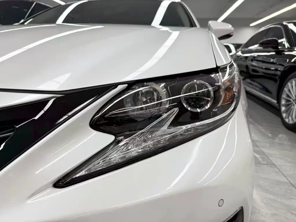Lexus ES 2018 — фото 24