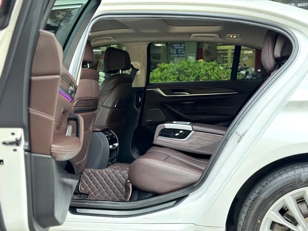 BMW 5 Series 2019 — фото 12