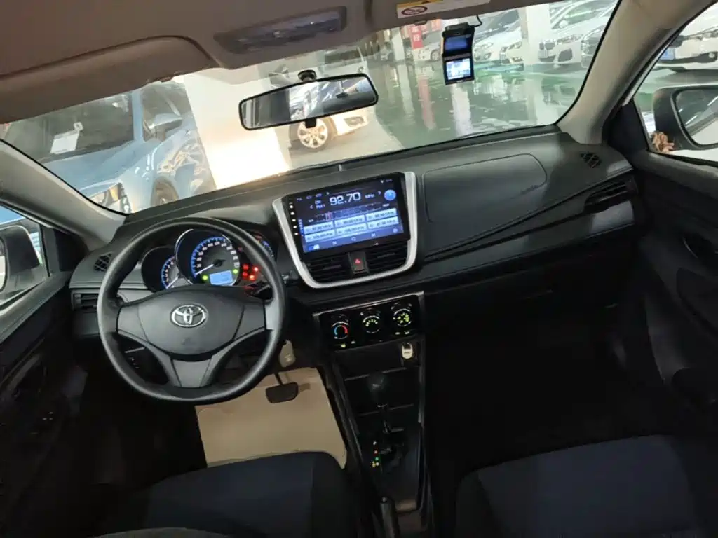 Toyota Yaris L 2019 — фото 10