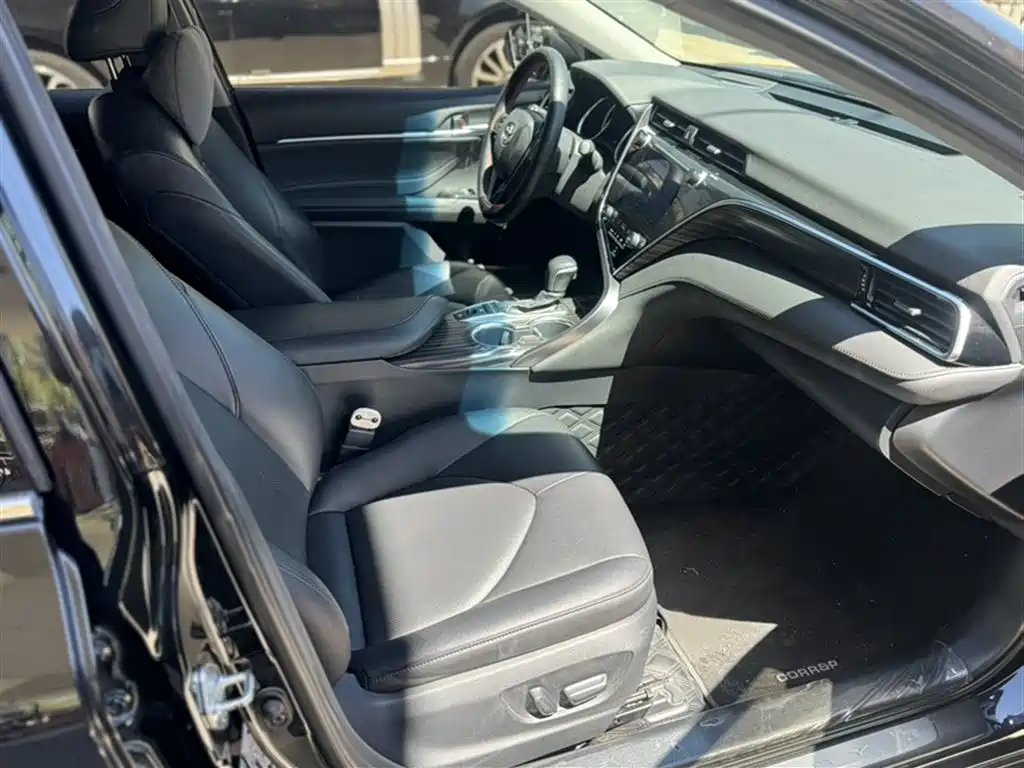 Toyota Camry 2019 — фото 16
