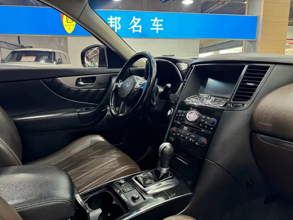 Infiniti QX70 2015 — фото 11