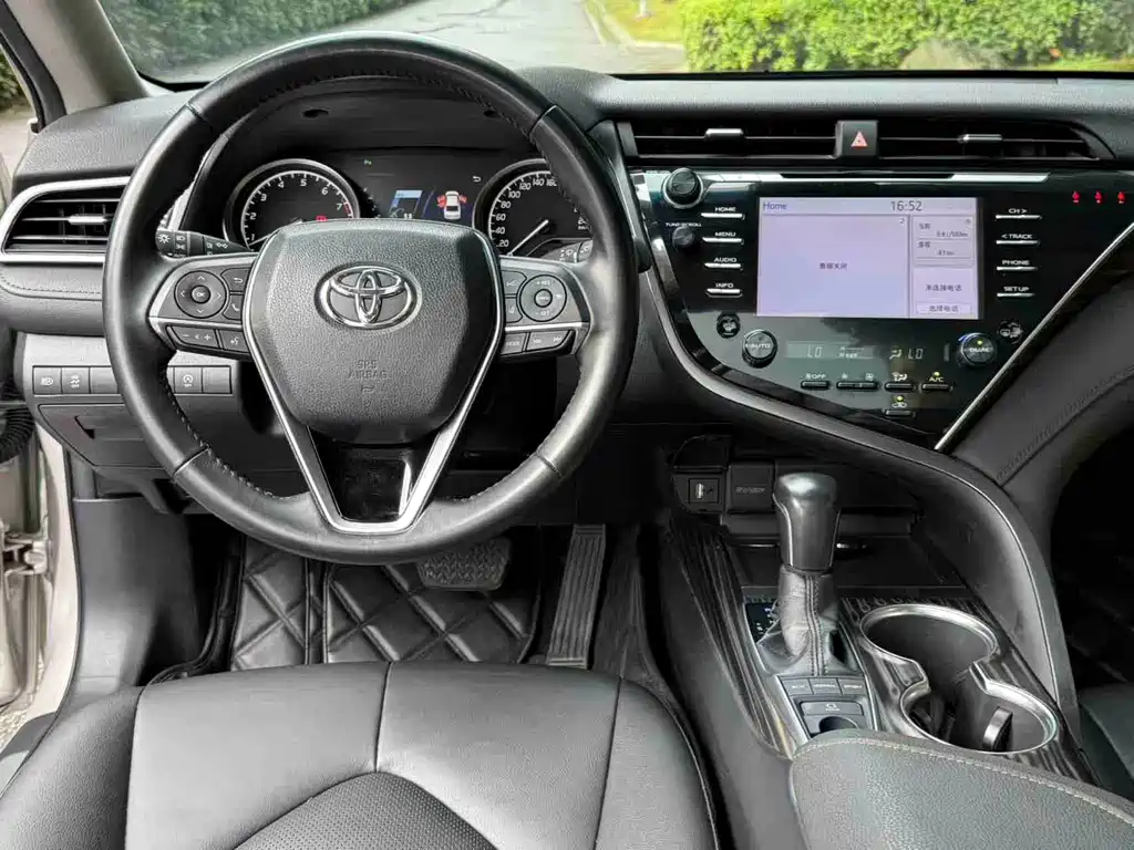 Toyota Camry 2018 — фото 9