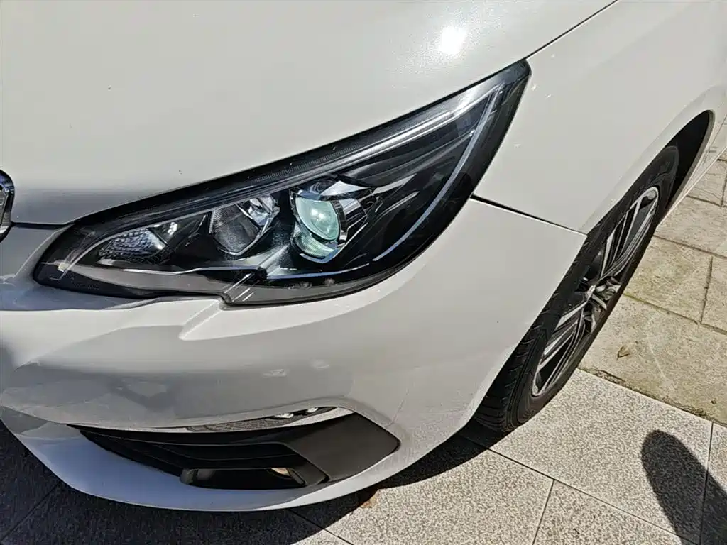 Peugeot 308 2018 — фото 24