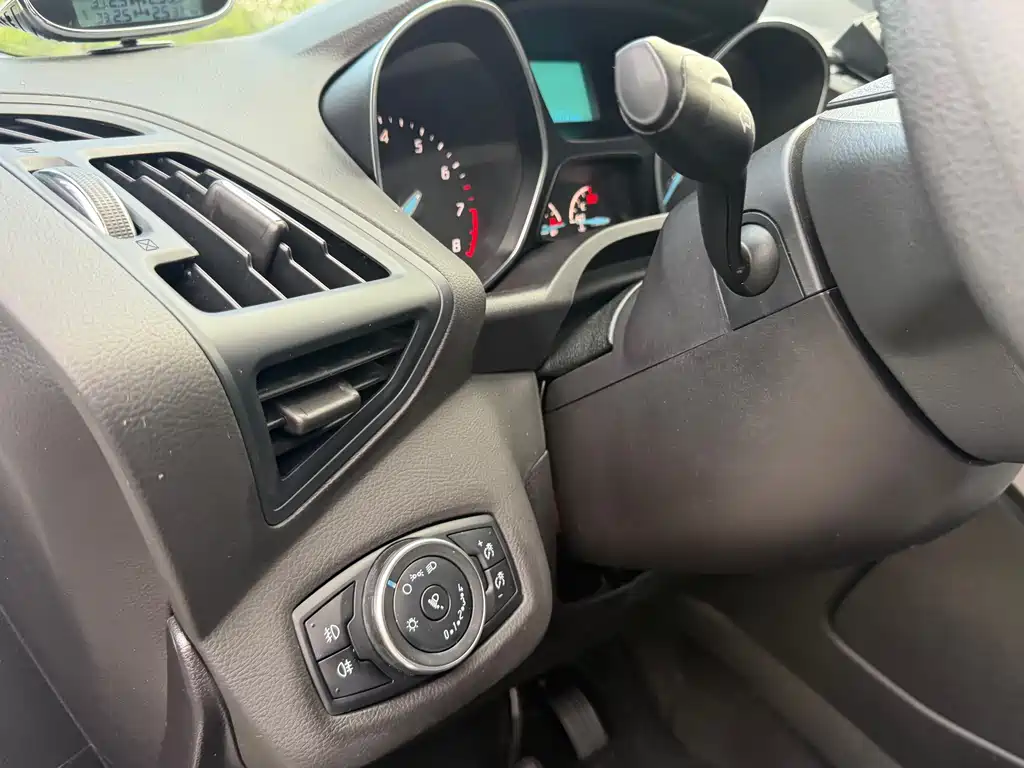 Ford Kuga 2016 — фото 15