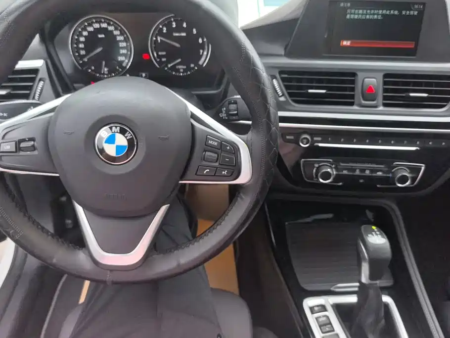 BMW 1 Series 2018 — фото 12