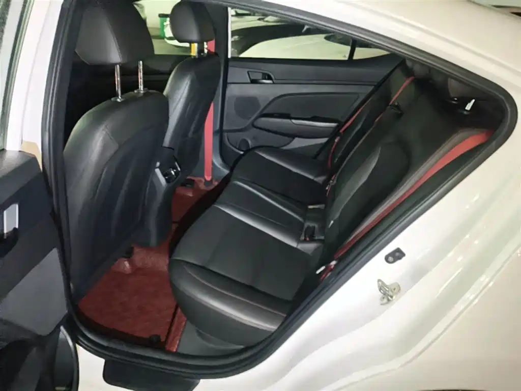 Hyundai Elantra 2020 — фото 17