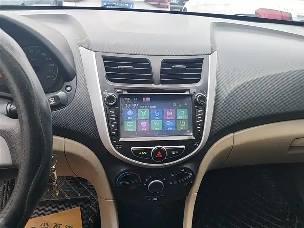 Hyundai Verna 2015 — фото 13