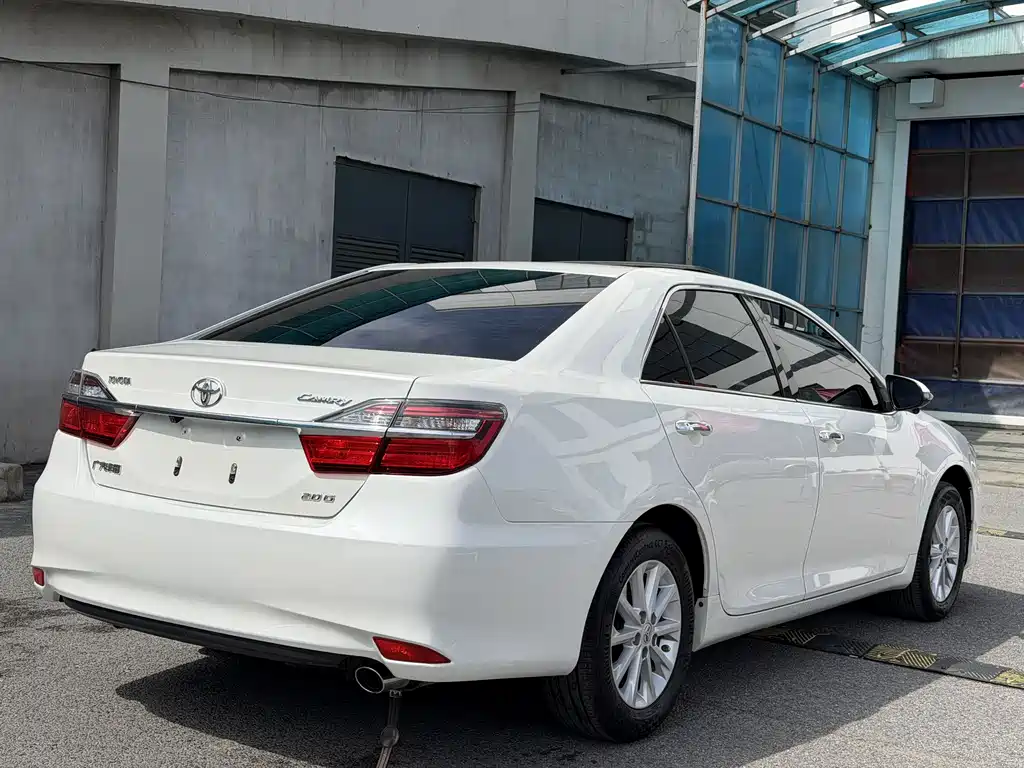 Toyota Camry 2017 — фото 6