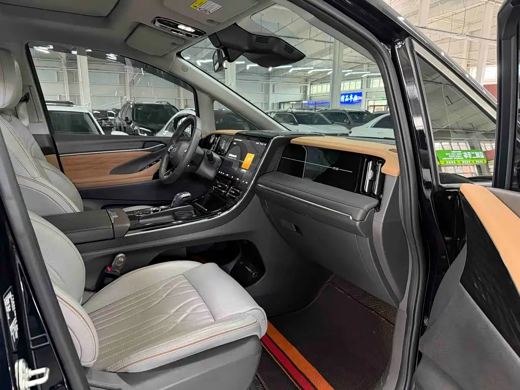 GAC Motor Trumpchi M8 2023 — фото 18