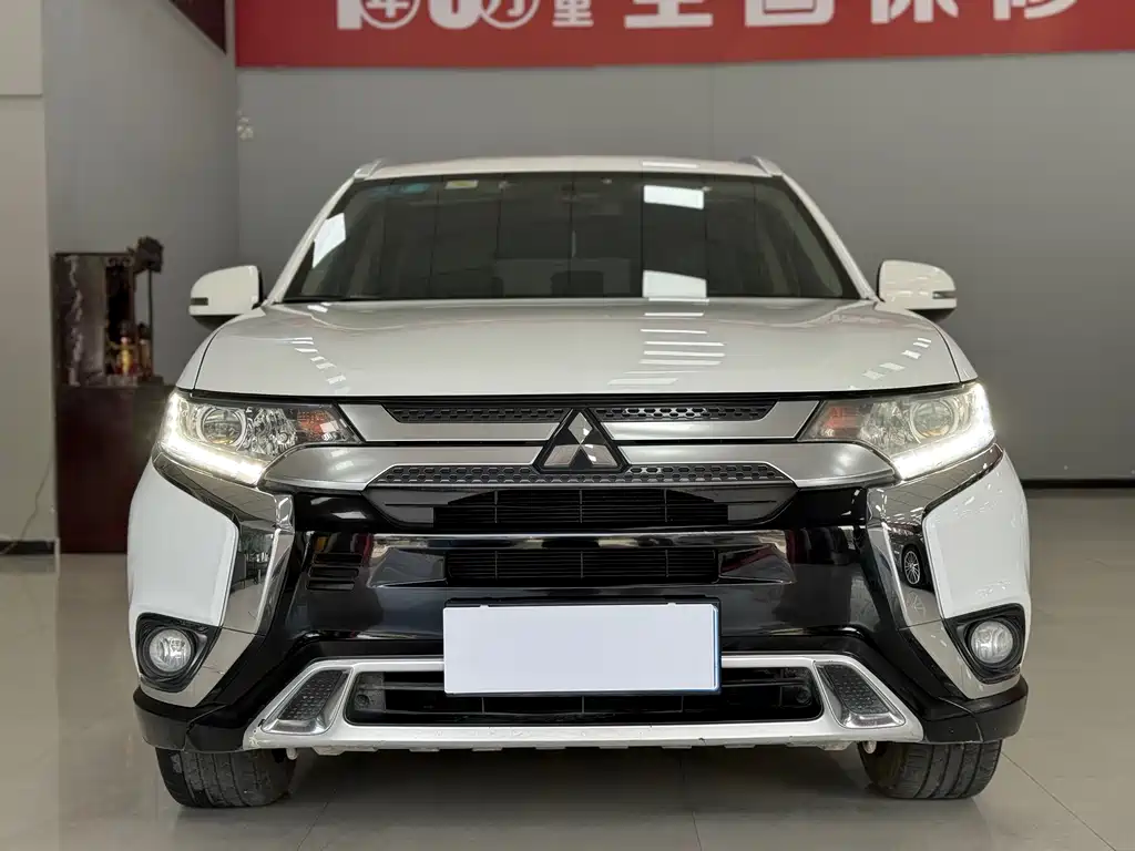 Mitsubishi Outlander 2019 — фото 2