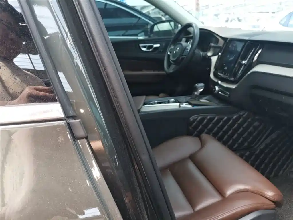 Volvo XC60 2020 — фото 25