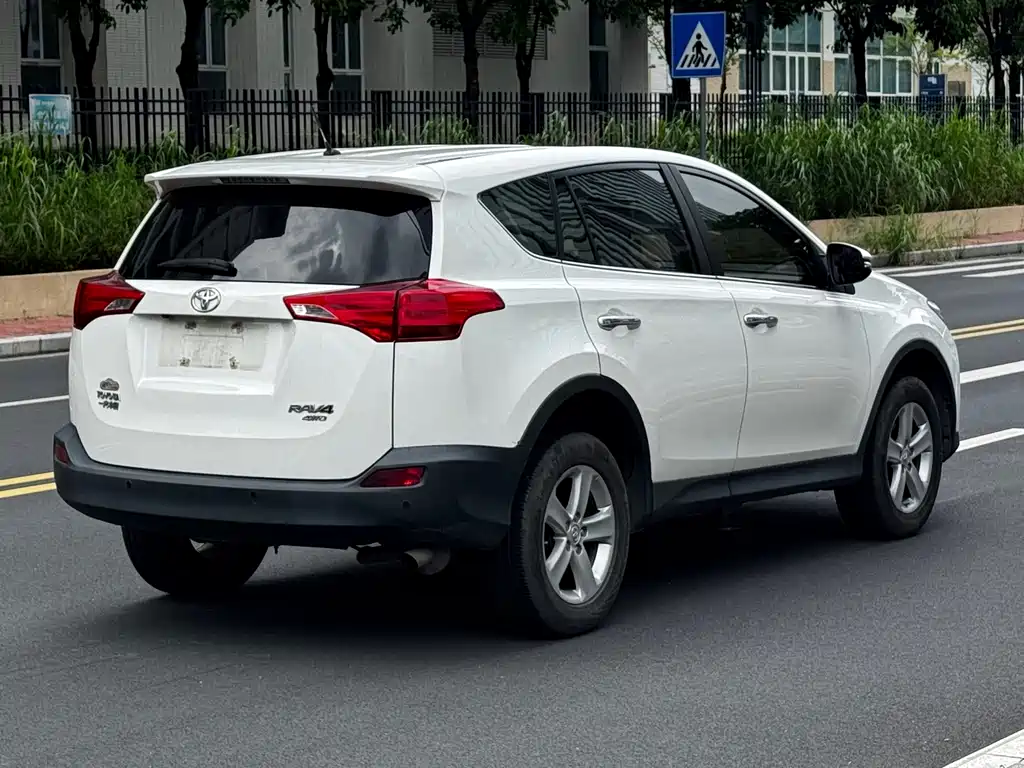 Toyota RAV4 2014 — фото 17