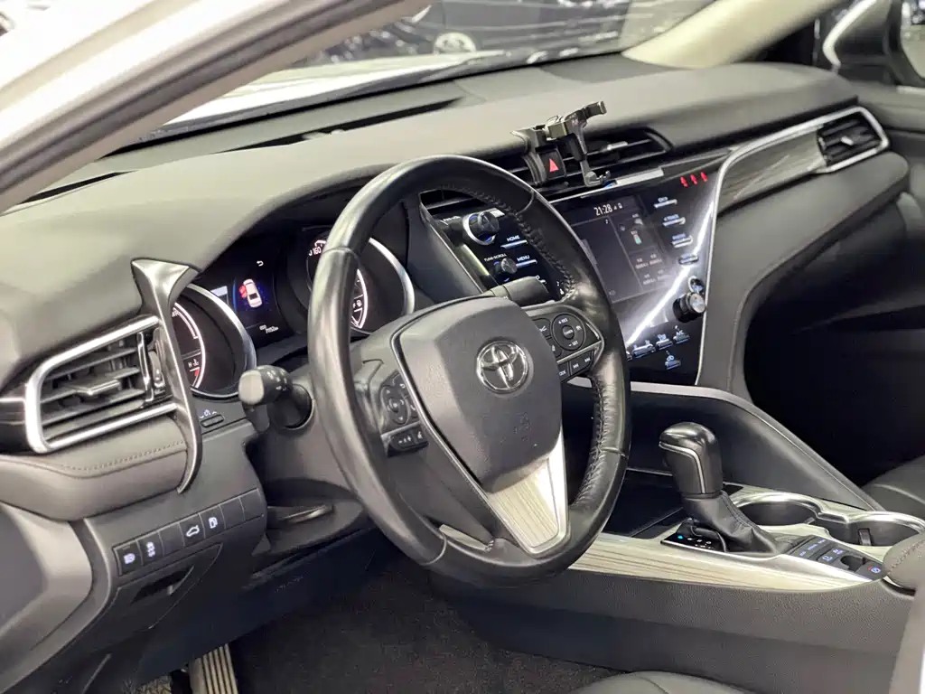 Toyota Camry 2018 — фото 10
