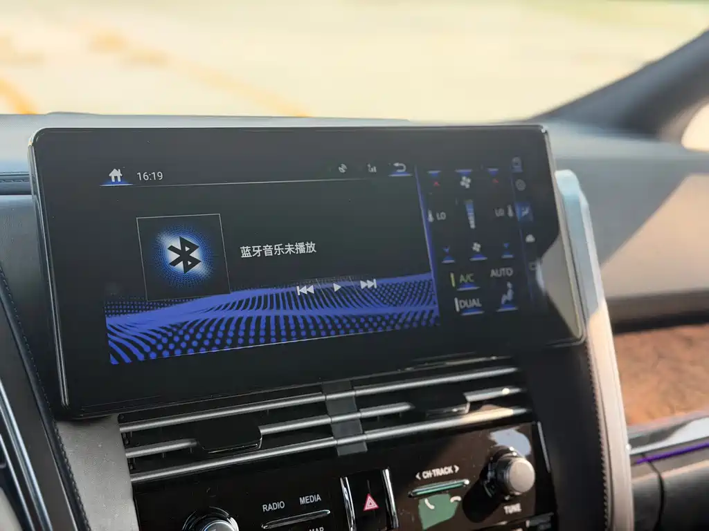 Toyota Vellfire 2023 — фото 17