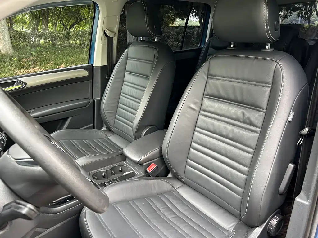 Volkswagen Touran 2017 — фото 11