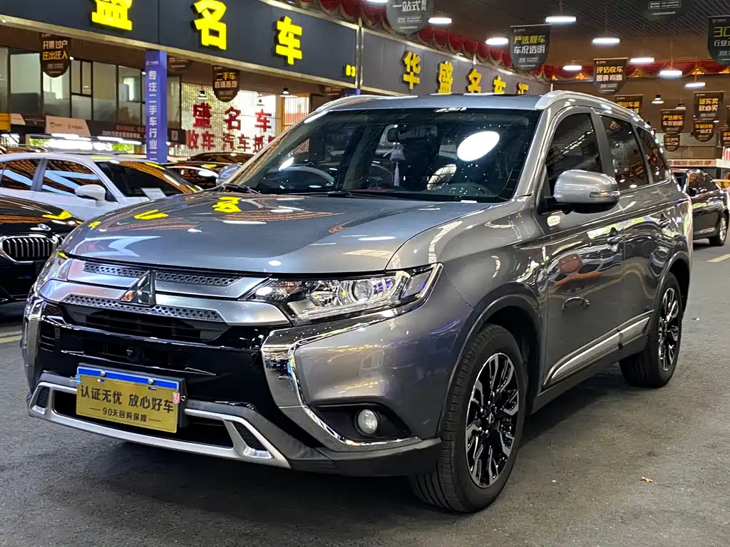 Mitsubishi Outlander 2020 — фото 1
