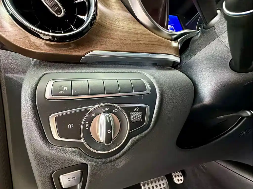 Mercedes-Benz V-Class 2023 — фото 18