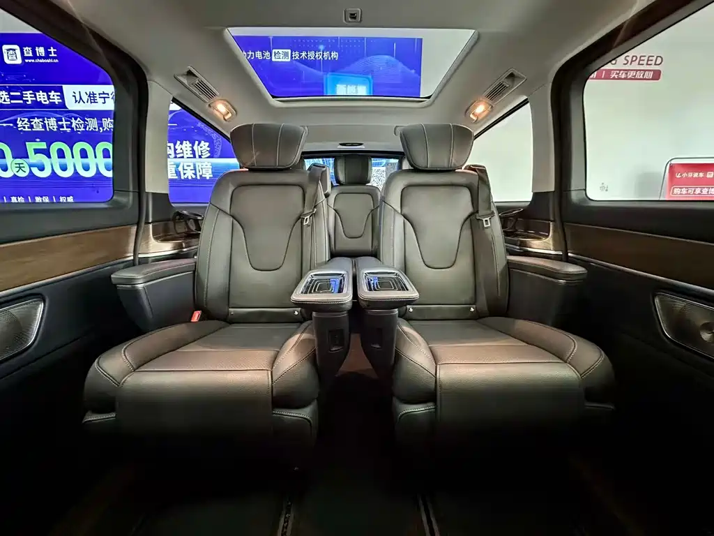 Mercedes-Benz V-Class 2023 — фото 16