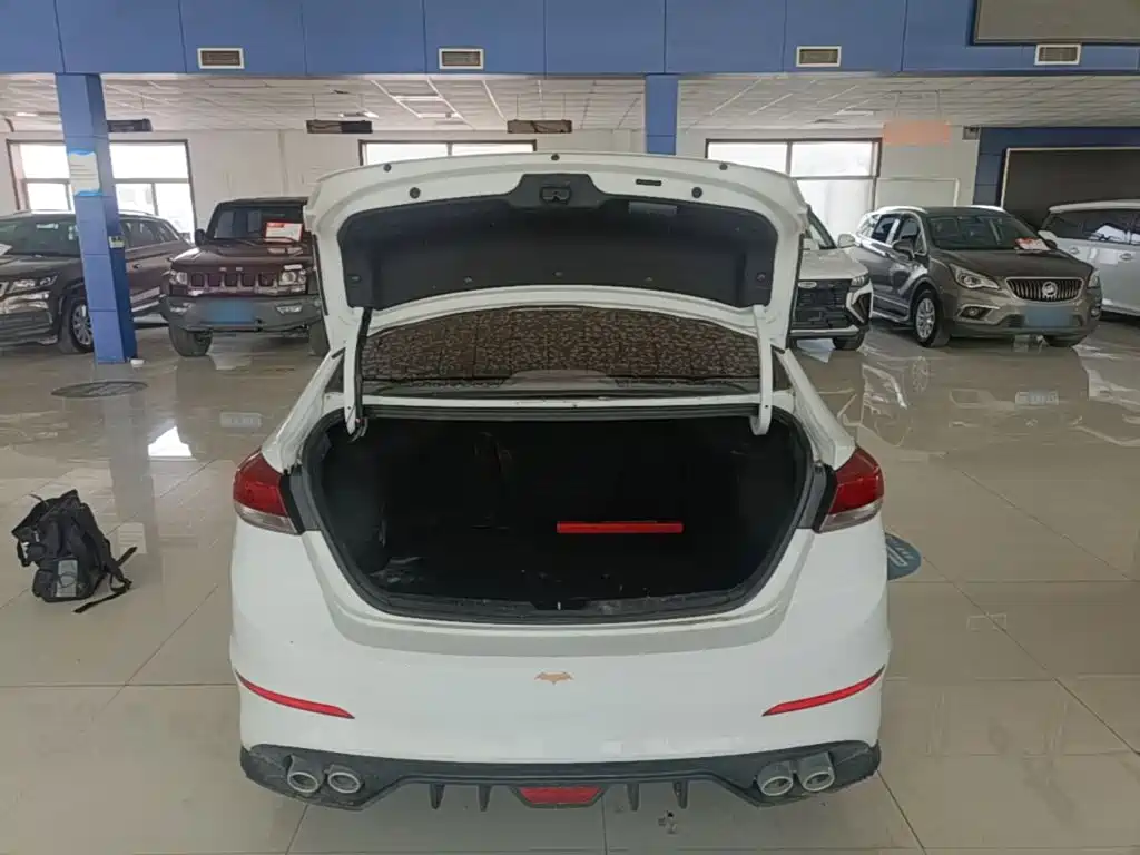 Hyundai Elantra 2018 — фото 19
