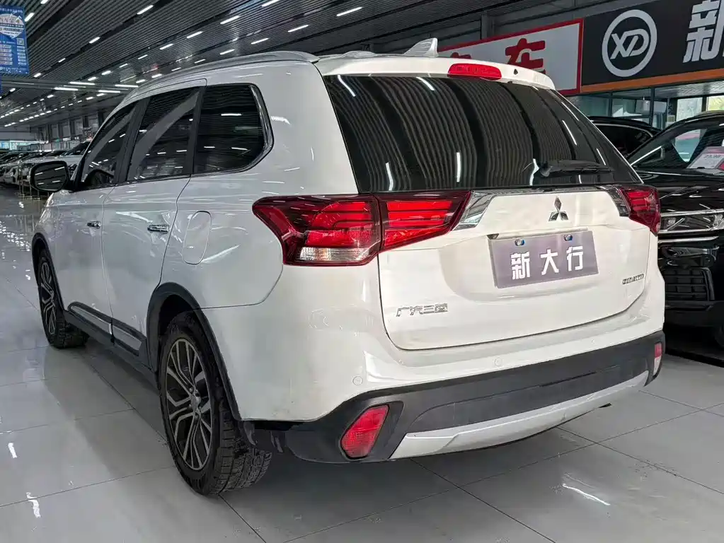 Mitsubishi Outlander 2018 — фото 8