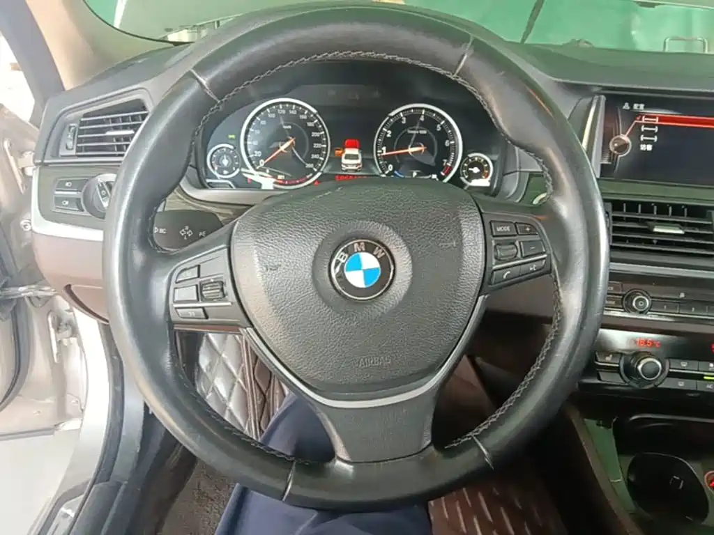BMW 5 Series 2016 — фото 11