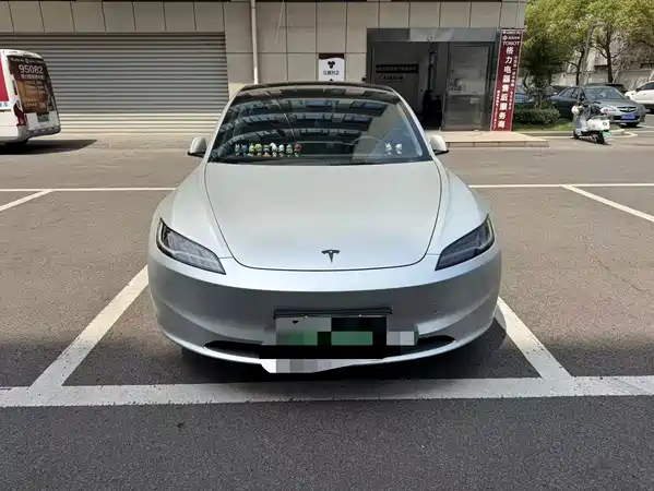 Tesla Model 3 2025