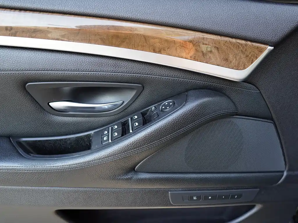BMW 5 Series 2010 — фото 17