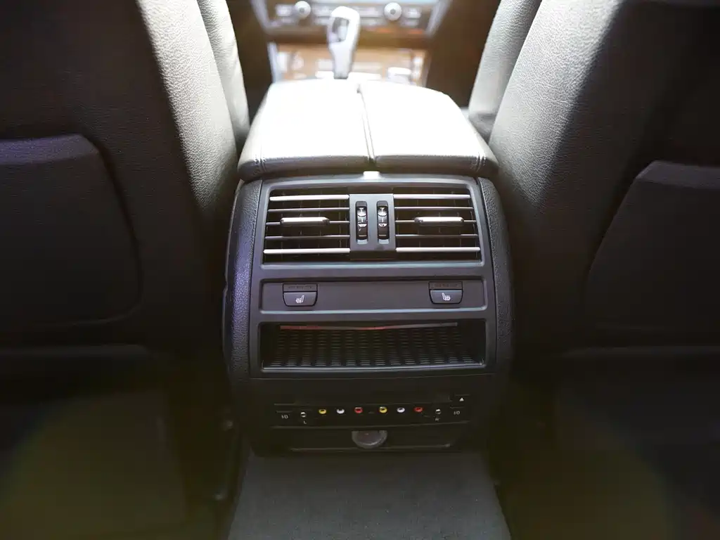 BMW 5 Series 2010 — фото 21